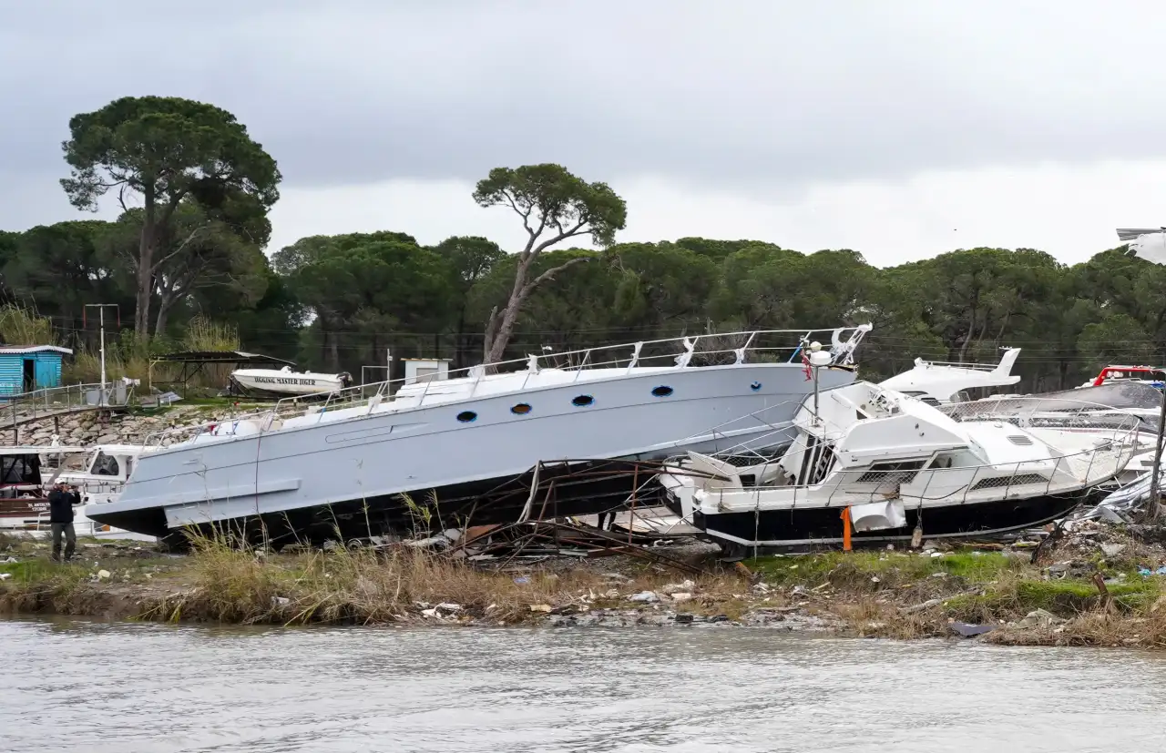 Antalya’da Hortum Dehşeti: İlçeler Savaş Alanına Döndü, Milyonluk Zarar Var! 10